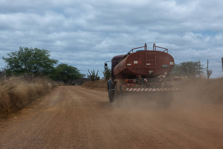 Leitores criticam uso político de carro-pipa e falta de água potável a quem precisa