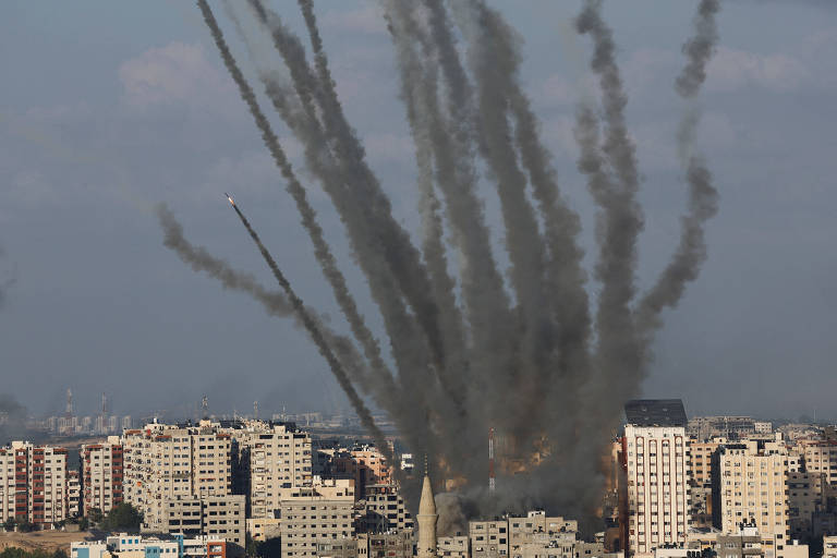 Israel diz ter retomado controle de cerca em torno de Gaza