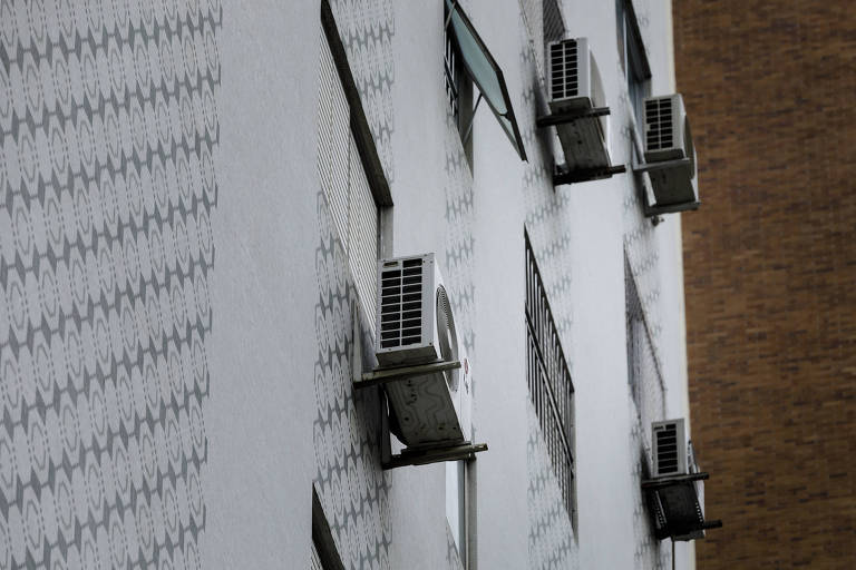 Aparelhos de ar condicionado residencias em edifícios no Itaim Bibi, em São Paulo. País tem forte aumento do consumo de energia elétrica por causa do calor