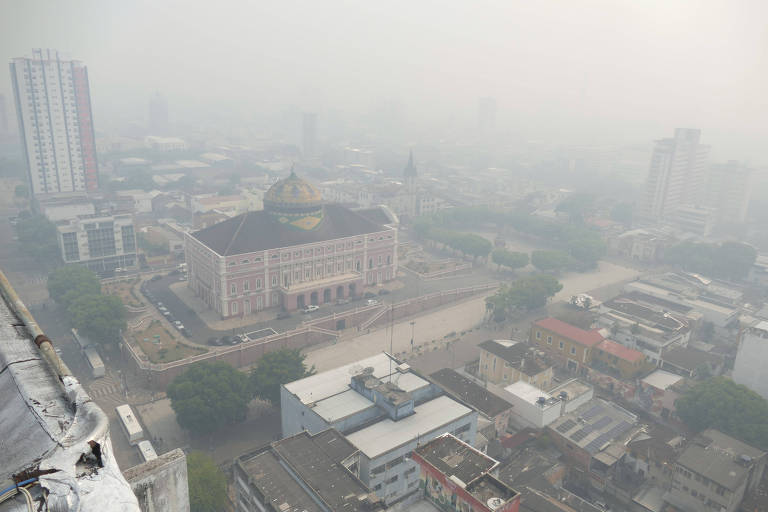 Fumaça cobre Teatro Amazonas e derruba qualidade do ar em Manaus