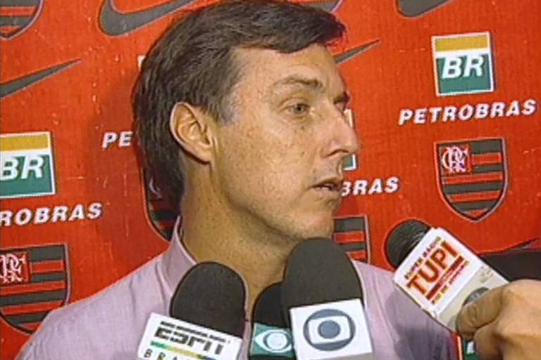 Eduardo Moraes, o Vassoura, ex-dirigente do Flamengo, no momento em que anunciou a contratação de Waldemar Lemos como técnico, em 2003