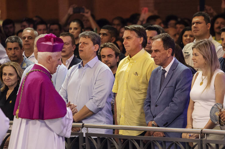 Dom Orlando Brandes cumprimenta o então presidente Jair Bolsonaro e o então candidato a governador de São Paulo Tarcísio de Freitas durante missa em Aparecida em 12 de outubro de 2022; feriado na basílica foi marcado por vaias e aplausos a Bolsonaro e hostilidades de bolsonaristas em meio à campanha eleitoral