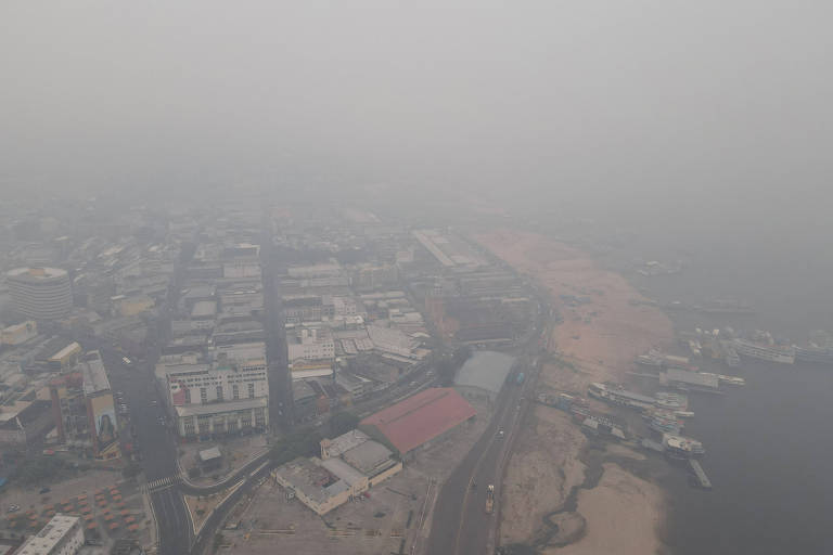 Vista aérea da região do porto Manaus encoberta por fumaça cinzenta