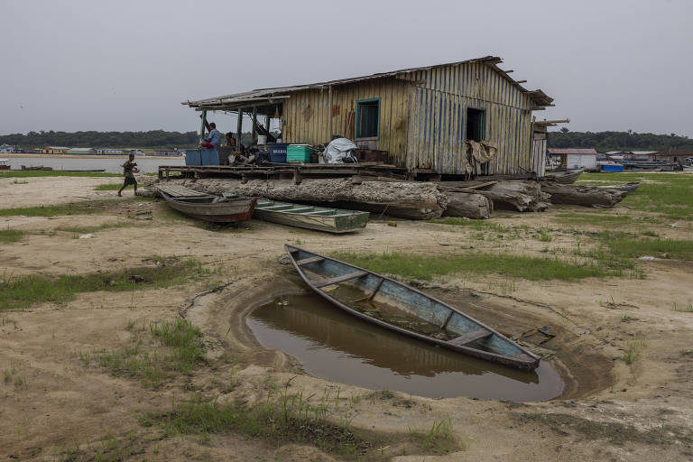 Casa flutuante encalhada num banco de areia deixado pela seca em 2023