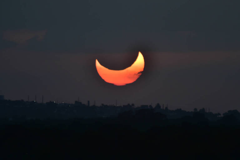 Veja fotos do eclipse solar anular deste sábado