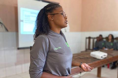 Angela de Jesus, 19, durante apresentação em sala de aula.
( Foto:  Danadara Moreira )