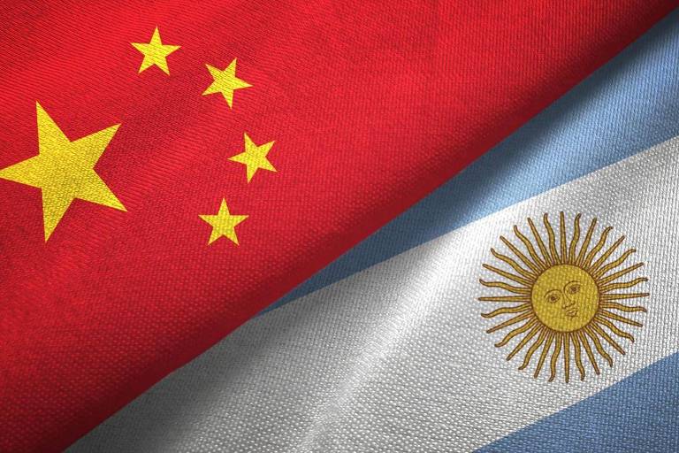 Montagem com bandeiras da China e da Argentina
