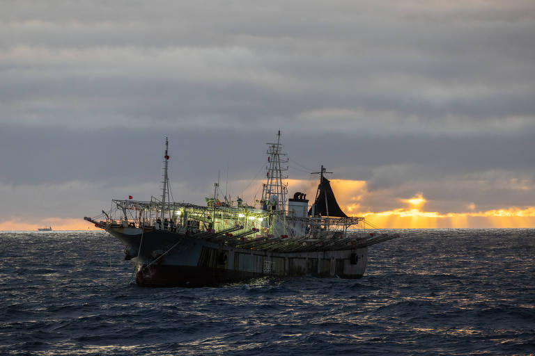 Navio de pesca de lula Fu Yuan Yu 7619 perto de Galápagos