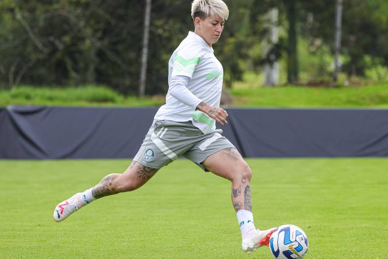 A argentina Yamila Rodríguez, atacante do Palmeiras, que tem cabelos loiros e curtos, prepara-se para chutar a bola em treino com o time na Colômbia na véspera da vitória por 6 a 0 diante do Olimpia, do Paraguai, em Bogotá, pelas quartas de final da Libertadores