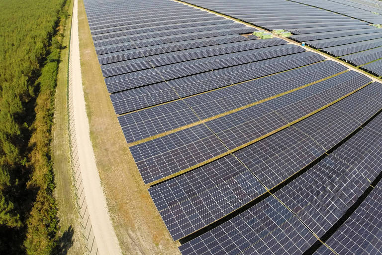 Painéis solares na cidade de Cestas, na França