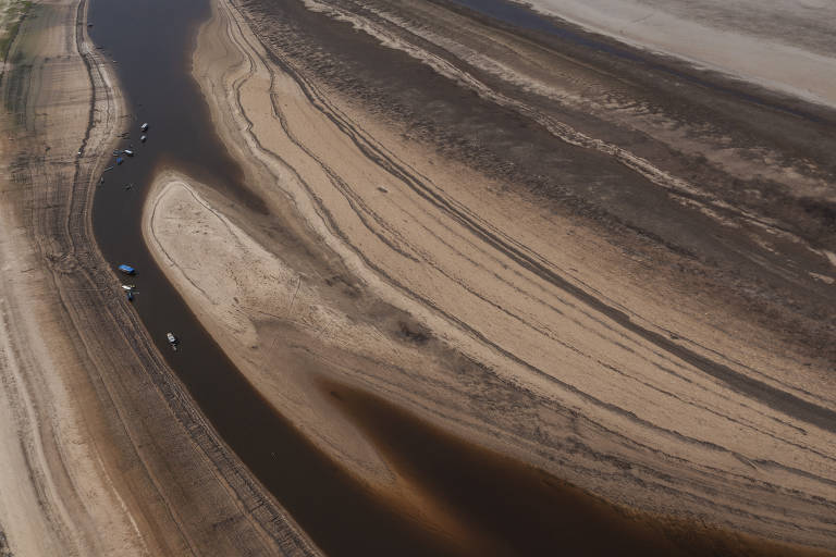 Canoas de moradores ficam ancoradas em bancos de areia formados no rio Negro, no Amazonas, devido à seca