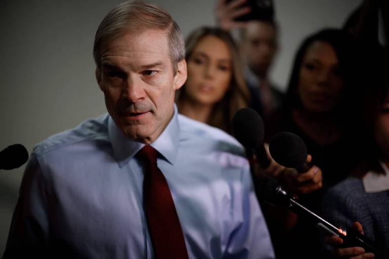 O republicano Jim Jordan fala com repórteres perto de seu escritório no Capitólio, em Washington 