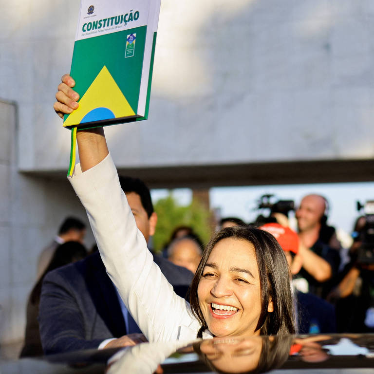 A senadora Eliziane Gama (PSD-MA), relatora da CPI do 8 de janeiro, em caminhada pela praça dos Três Poderes após a votação e aprovação de seu relatório, que indiciou 61 pessoas, entre elas o ex-presidente Jair Bolsonaro (PL)