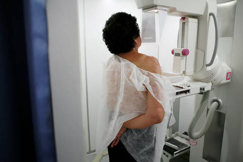 FILE PHOTO: A woman undergoes a free mammogram inside Peru's first mobile unit for breast cancer detection, in Lima March 8, 2012. REUTERS/Enrique Castro-Mendivil/File Photo ORG XMIT: FW1