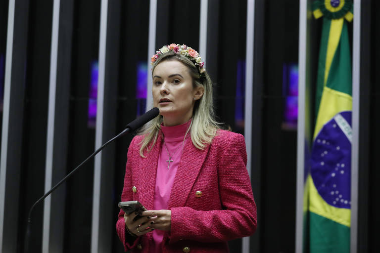 Deputada bolsonarista aciona MPF contra líder do PSOL após ser chamada de feia