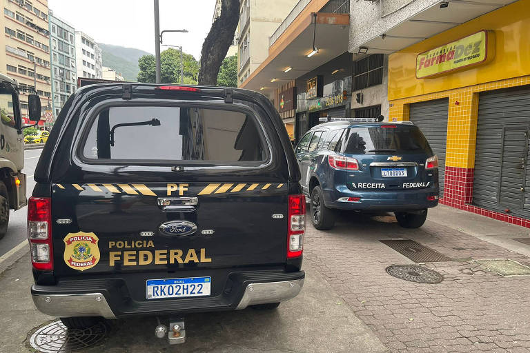 Duas viaturas da Polícia Federal na rua