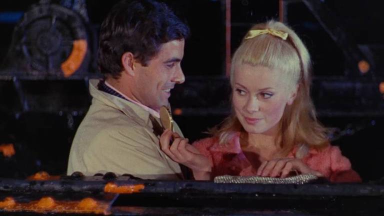 Catherine Deneuve and Nino Castelnuovo in Os Guarda-Chuvas do Amor (1964)