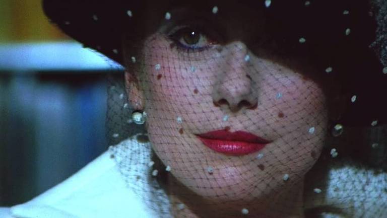 A atriz Catherine Deneuve em cena de "Fome de Viver" (1983)