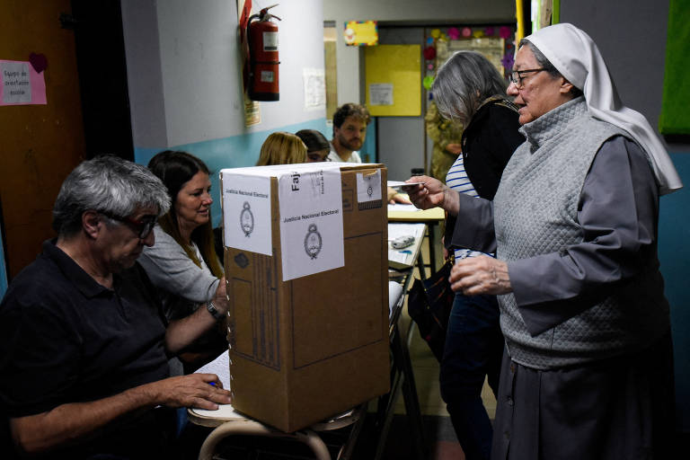 Candidatos e eleitores argentinos no primeiro turno do pleito presidencial