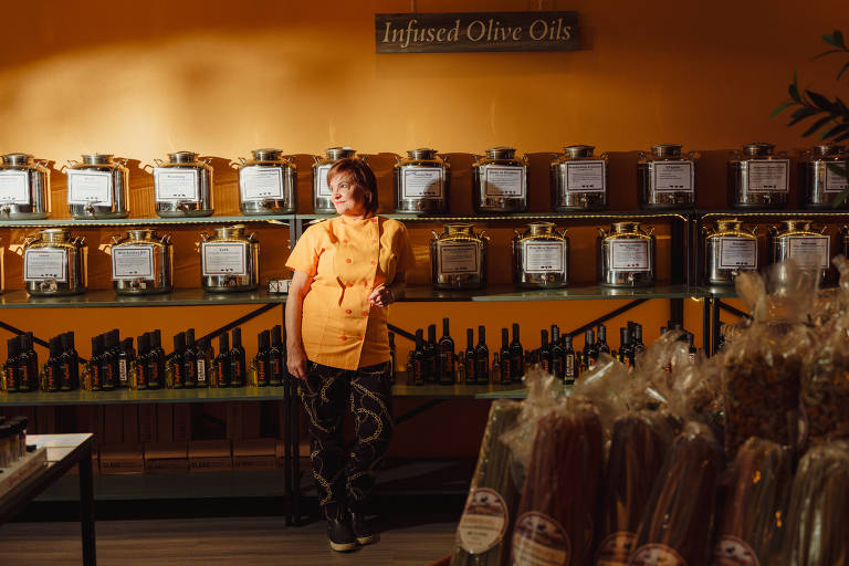 Michelle Spangler posa para foto em sua loja Infused Oils & Vinegars, em Dallas, nos Estados Unidos