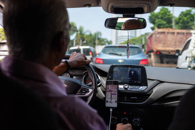 Motorista por aplicativo circula pela zona oeste de São Paulo