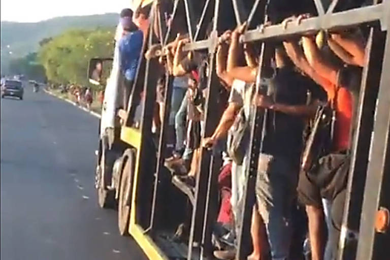 Com ônibus incendiados, moradores do Rio pegam carona em caminhão-cegonha; veja vídeo