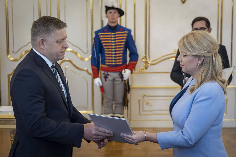 A presidente eslovaca, Zuzana Caputova, empossa Robert Fico como novo premiê, em Bratislava 