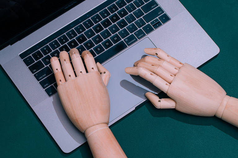 Ilustração mostra duas mãos sobre um teclado de notebook