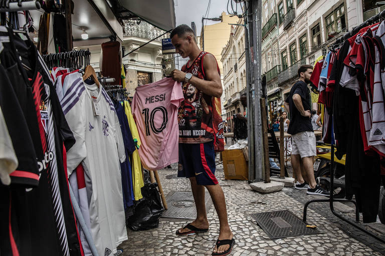 Camisa rosa de Lionel Messi vira febre que atravessa continentes