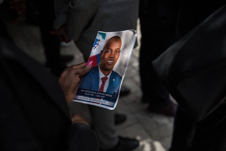 Pessoa segura fotografia do então presidente do Haiti, Jovenel Moïse, em cerimônia após seu assassinato, em Porto Príncipe