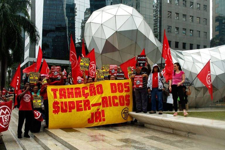     Integrantes do MTST (Movimento dos Trabalhadores Sem-Teto) protestam por taxação de offshores