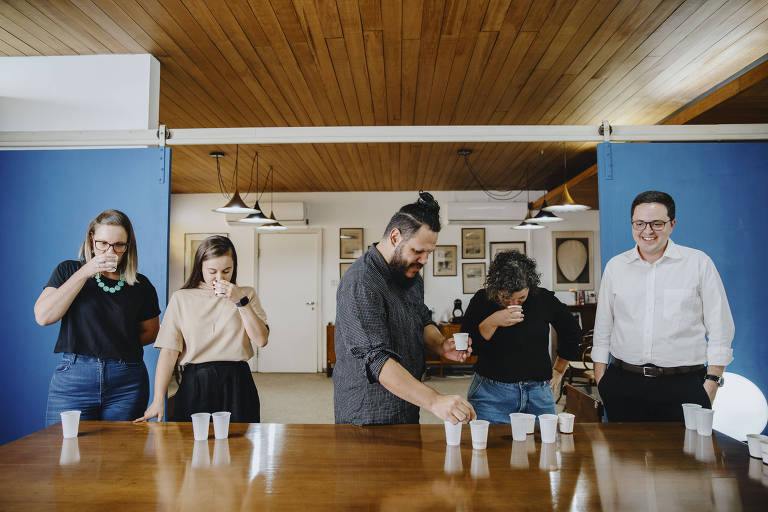 Cinco pessoas provando café