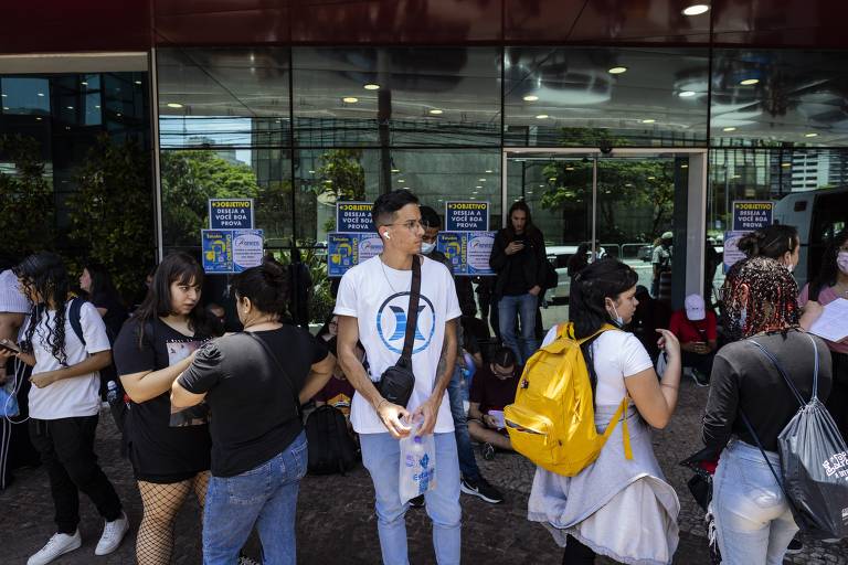 Candidatos chegam para a primeira prova do Enem de 2022 na Unip, em São Paulo; nota do exame também é usada no processo seletivo do Fies