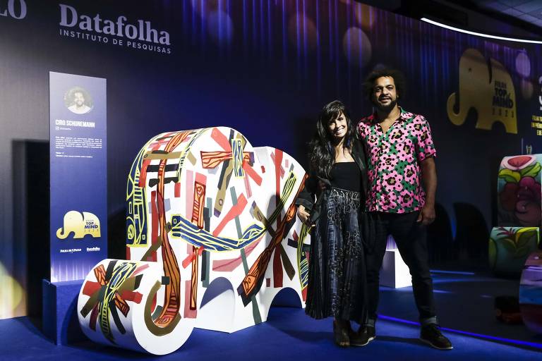 Convidados tiram fotos com elefantes estilizados especialmente para a 33ª edição do Folha Top of Mind, na recepção do Tokio Marine Hall, em São Paulo, onde ocorreu a cerimônia