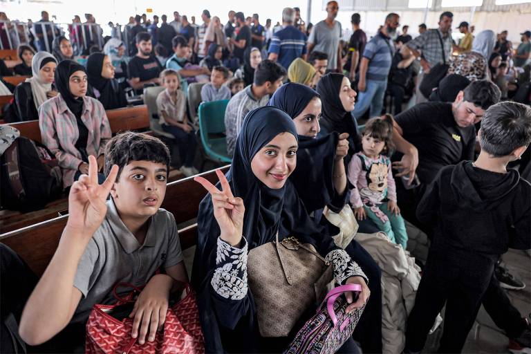 Palestinos esperam oportunidade para cruzar ao Egito no posto de fronteira de Rafah (Gaza)