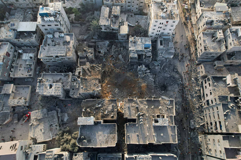 Área bombardeada em Maghazi, no centro da Faixa de Gaza