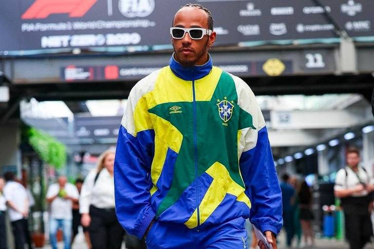 Lewis Hamilton usa uniforme do tetracampeonato mundial de futebol para homenagear Ayrton Senna