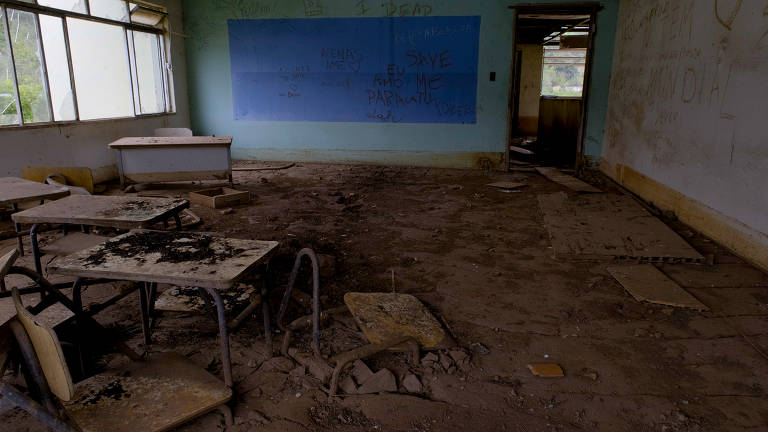 A foto mostra escola municipal de Paracatu de Baixo, distrito de Mariana, atingido pelo rompimento de barragem da Samarco.