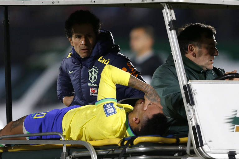 Neymar deixa o campo após sofrer lesão em partida das eliminatórias contra o Uruguai