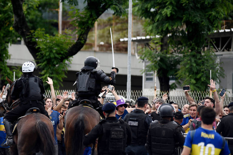 Torcedores de Fluminense e Boca entram em confronto no metrô do Rio; Maracanã tem confusão na entrada