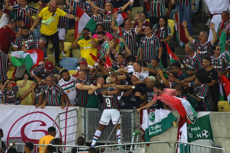 John Kennedy comemora com a torcida após marcar o segundo gol do Fluminense, já durante a prorrogação, na vitória sobre o Boca Juniors na final da Libretadores