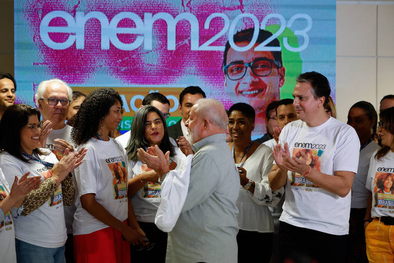 O presidente Lula (PT), acompanhado do ministro da Educação, Camilo Santana, durante visita à sede do Inep no dia do Enem