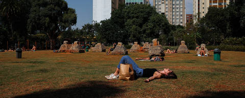 SAO PAULOS/ SP, BRASIL, 24-08-2023:  Pessoas aproveitam dia de sol no Parque Augusta. Sao Paulo enfrenta onda de calor e recordes de temperatura em pleno inverno   (Foto: Zanone Fraissat/Folhapress, COTIDIANO)***EXCLUSIVO****