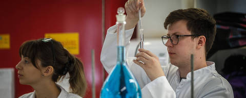 CAMPINAS, SP, BRASIL. 25/10/2023 - Fotos para reportagem sobre as faculdades Confessionais lideram entre as privadas na maioria dos cursos no RUF. Na foto o laboratório de química da PUC Campinas. (Foto: Jardiel Carvalho/Folhapress, SUP. ESPECIAIS) ***EXCLUSIVO FOLHA