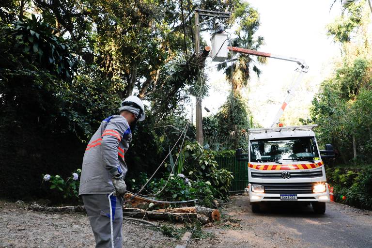 Bairro de Embu das Artes (SP) fica mais de 120 horas sem energia