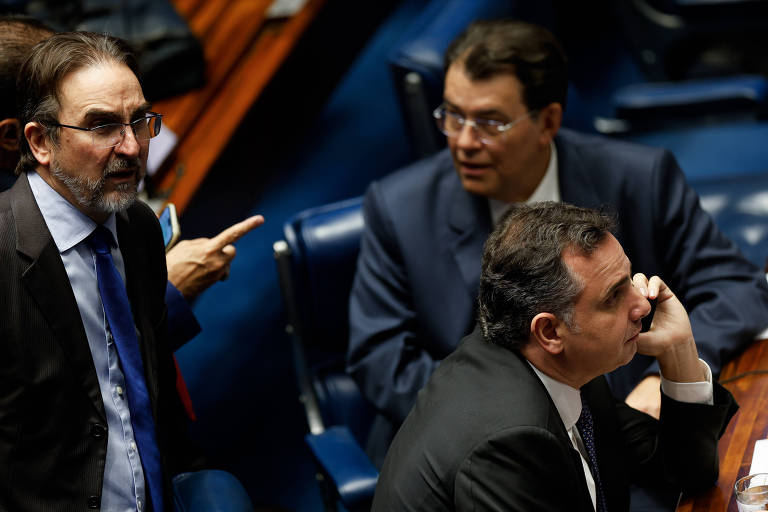 O secretário especial da Reforma Tributária Bernardo Appy (em pé) com o relator Eduardo Braga e o presidente do senado Rodrigo Pacheco. Plenário do Senado Federal durante votação da Reforma Tributária. O relator da matéria é o senador Eduardo Braga e o senador Rodrigo Pacheco preside a sessão.