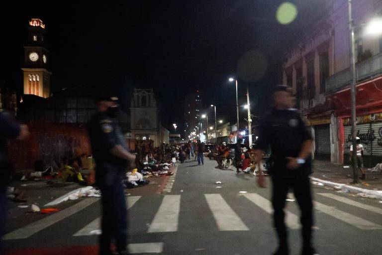 Agentes da GCM escoltam usuários de drogas na rua Mauá, no Bom Retiro 