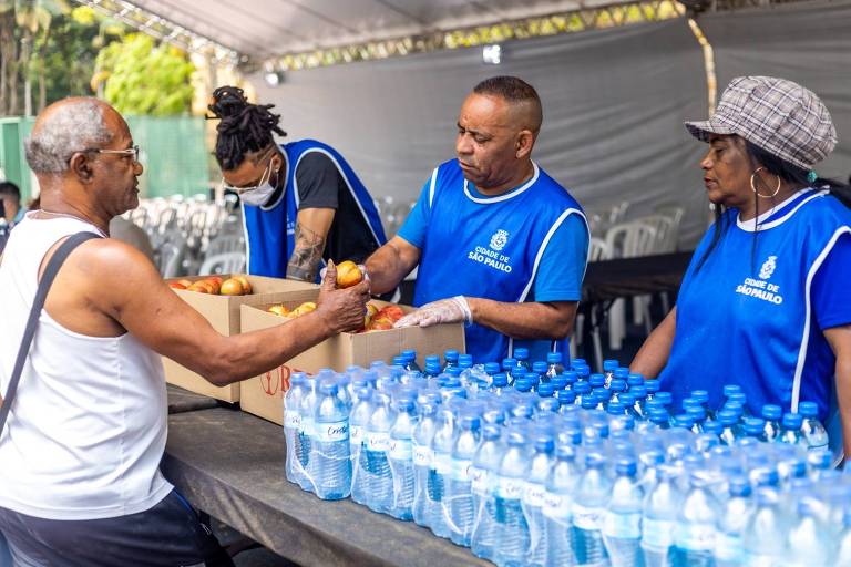 Frutas e água sendo distribuídas nas tendas da Operação Altas Temperaturas no centro de São Paulo em novembro passado; serviço que voltou neste domingo (28)