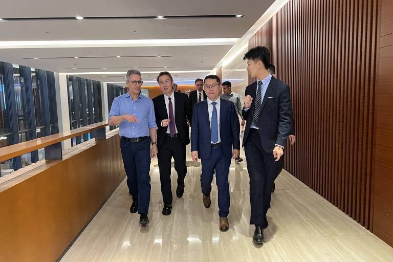À esq., o governador mineiro, Romeu Zema, durante visita à Huawei de Xangai, na terça-feira, 7 de novembro de 2023