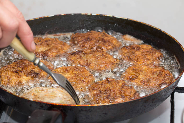 Costeletas fritas em uma panela